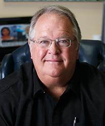 Holmes Pettey Bio Photo